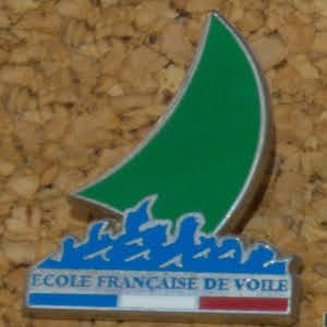 Pin's Fédération Française de Voile (voile verte) (01)